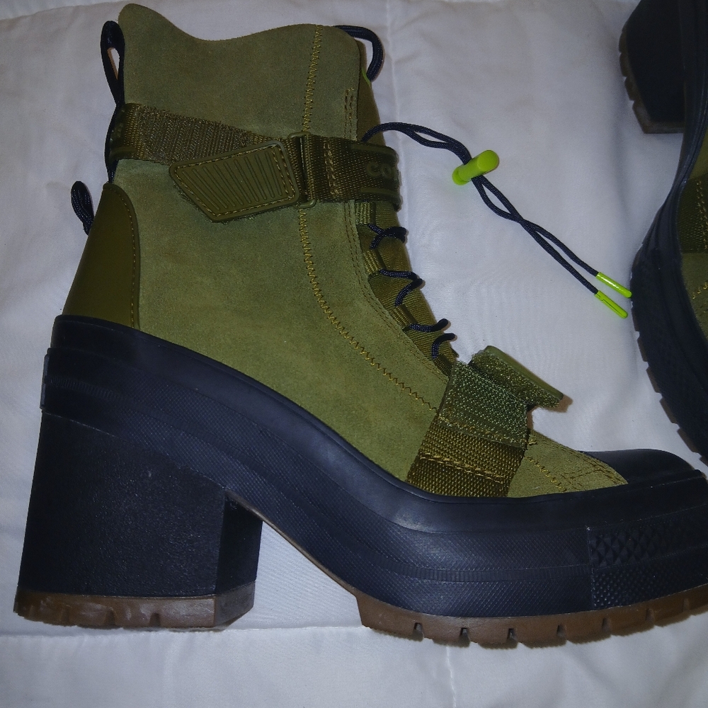 Converse Chuck Taylor ALL STARS green Moss Suede Boots Nwot